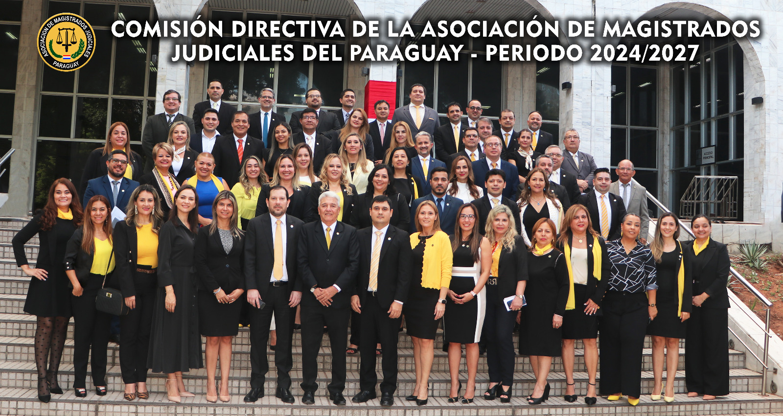 Comisión Directiva 2024-2027, posando en conjunto frente al Palacio de Justicia, en Asunción, Paraguay.