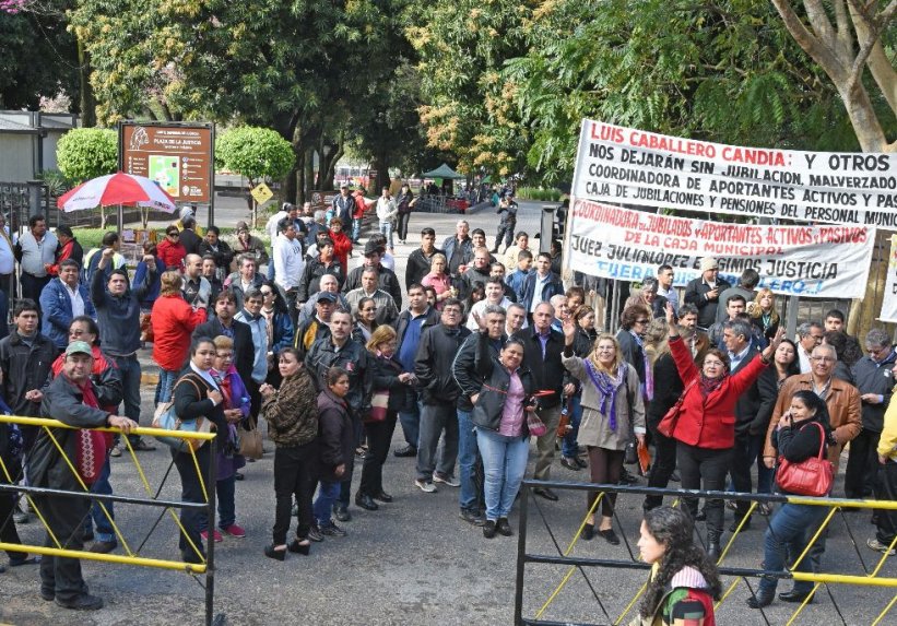 Manifestacion de funcionarios municipales contra el actual presidente de la caja municipal luis caballero candia 821 573 1269187